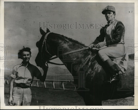 1938 Press Photo Trainer Dickie De Steiger with Cheers, ridden by jockey T Horn - Historic Images