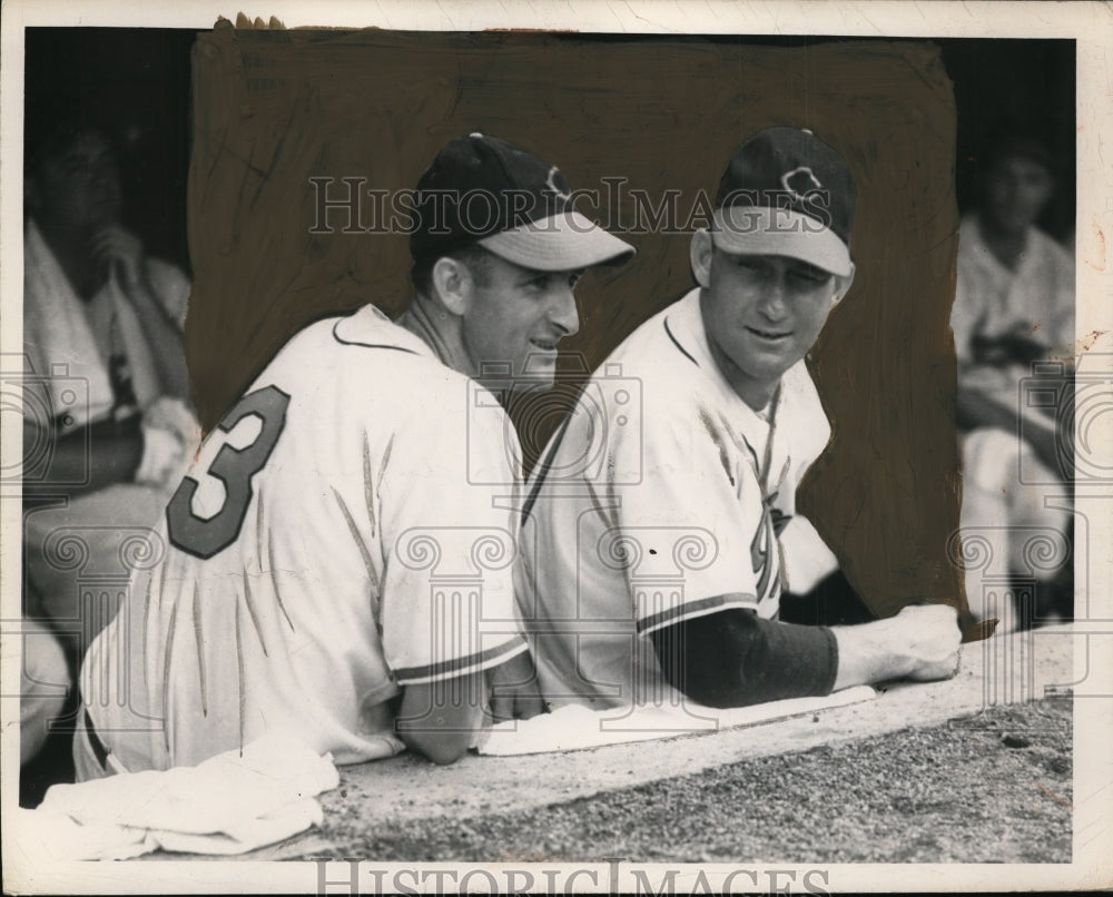 1949 Press Photo Cleveland Indians teammates Mickey Vernon and Bob Lemon - Historic Images