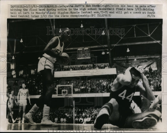 1963 Press Photo Bob Rhoda of Lafayette vs Muncie's Andy Higgins in basketball - Historic Images
