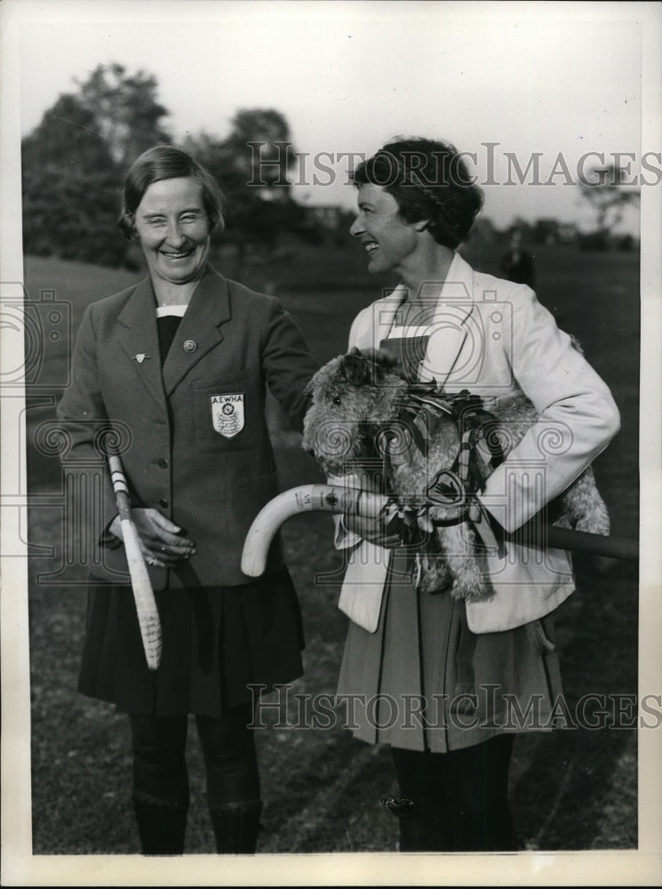 1936 Press Photo Britain's Mildred Knott, USA's Anne Townsend, field hockey capt - Historic Images