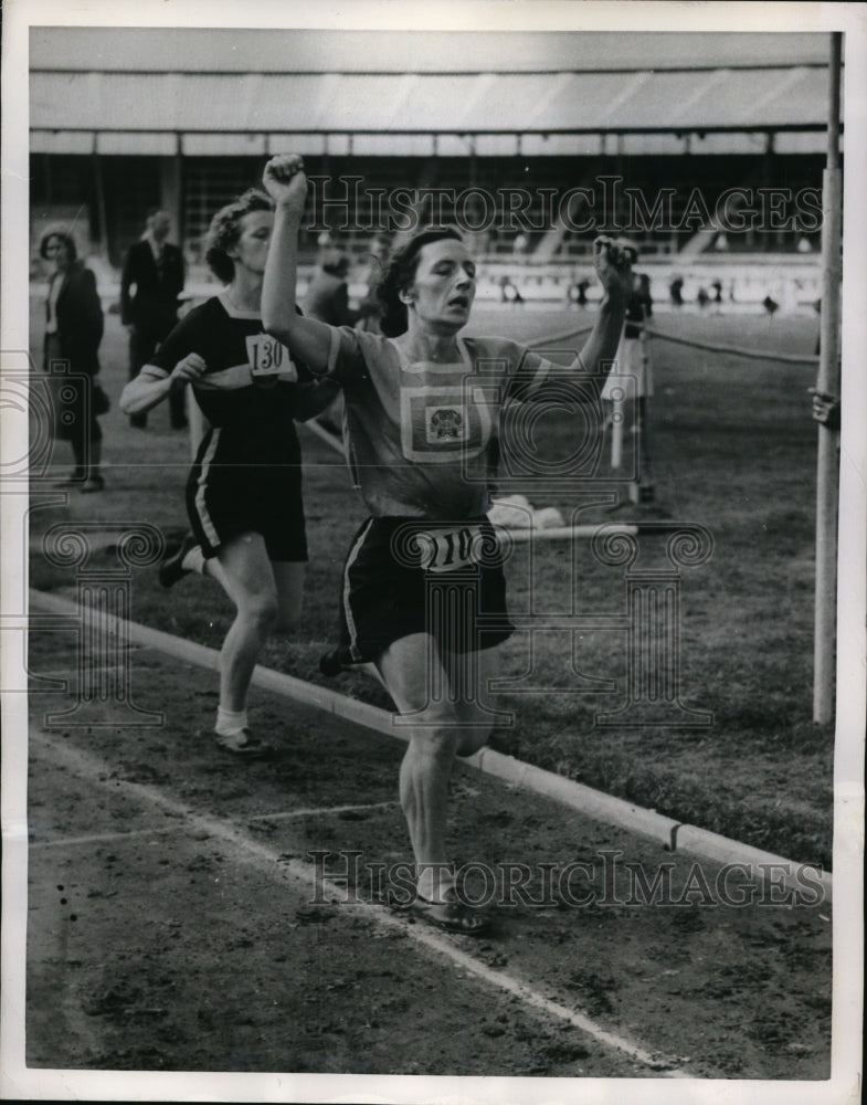 1950 Press Photo Mrs MJ Heath wins mile vs HM Needham, DH Dryden 1600 meters - Historic Images