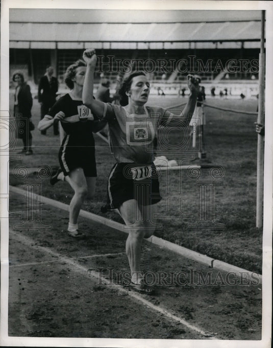 1950 Press Photo Mrs MJ Heath wins mile vs HM Needham, DH Dryden 1600 meters - Historic Images