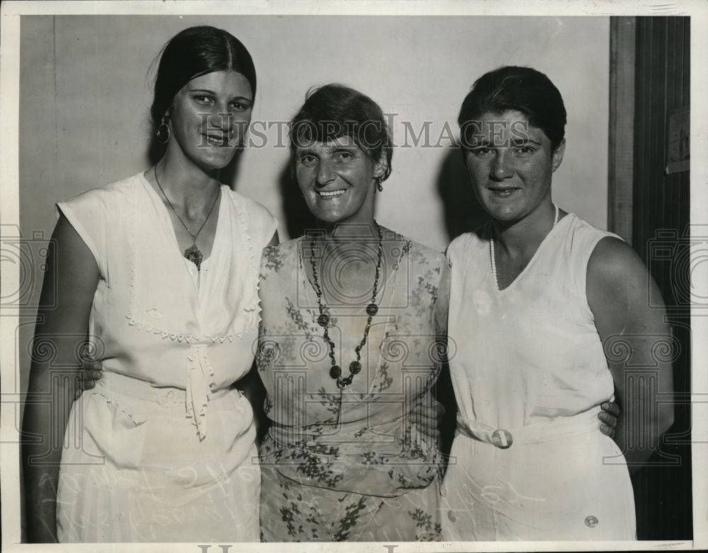 1932 Press Photo Canadian Olympic swimmer Janet Sheather with mother and sister - Historic Images