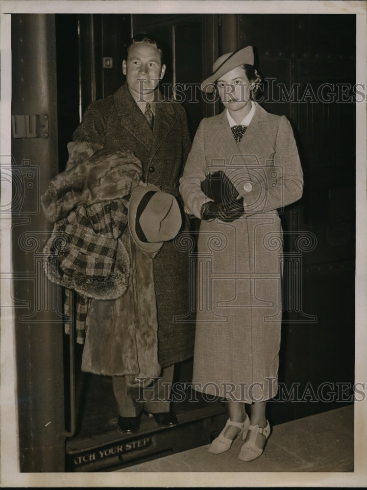 1936 Press Photo Boxer Jimmy McLarnin &amp; his wife board a train - net03514 - Historic Images