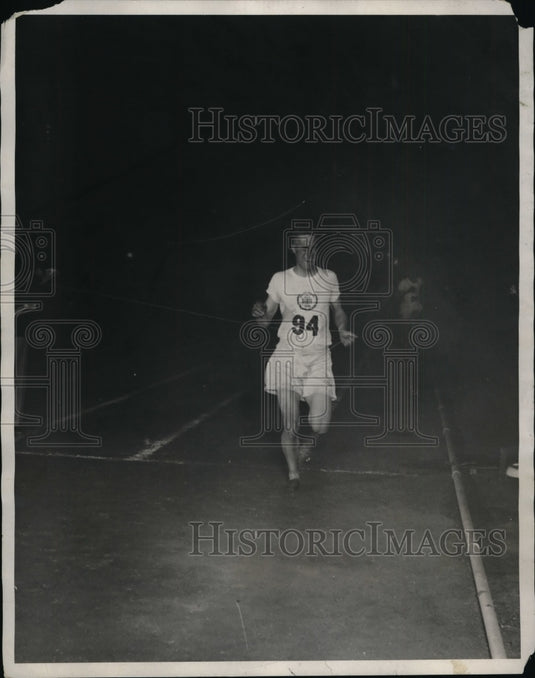1930 Press Photo Tom Evanson of England wins 3 mile race vs US in Chicago - Historic Images