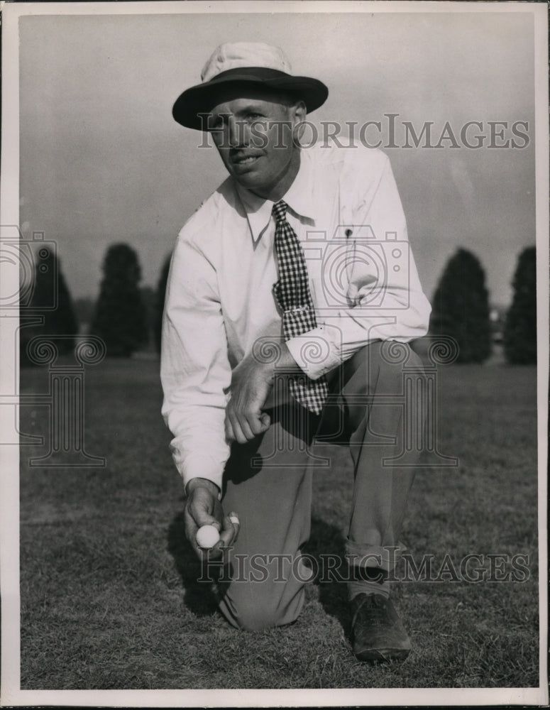 1947 Press Photo Ted Huge owner of University Heights golf course in Ohio - Historic Images