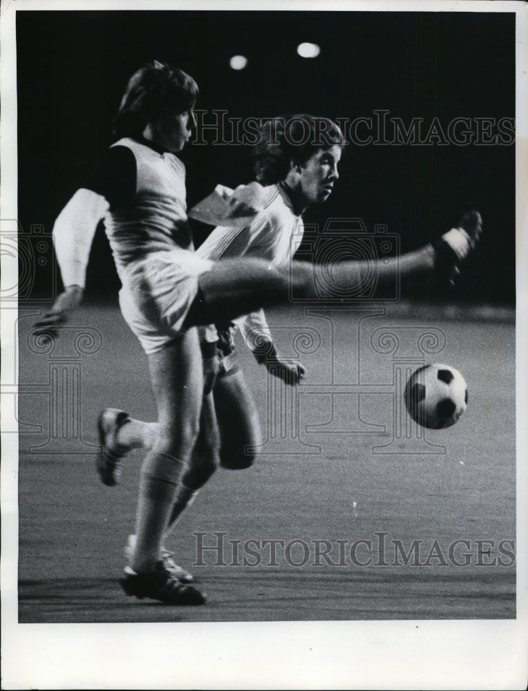 1976 Press Photo N. Olmsted&#39;s Wayne Stuntz, Brecksville&#39;s Mike Patterson soccer- Historic Images