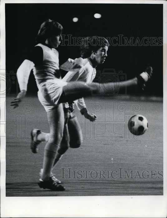 1976 Press Photo N. Olmsted's Wayne Stuntz, Brecksville's Mike Patterson soccer- Historic Images