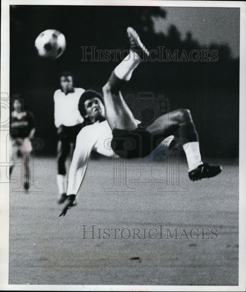 1976 Press Photo Rhode Island&#39;s Osmar Cardozo flips to boot ball away - Historic Images