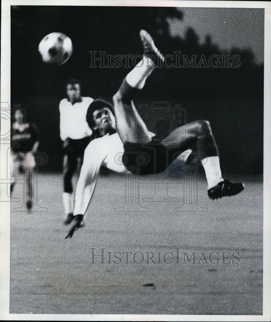 1976 Press Photo Rhode Island's Osmar Cardozo flips to boot ball away - Historic Images