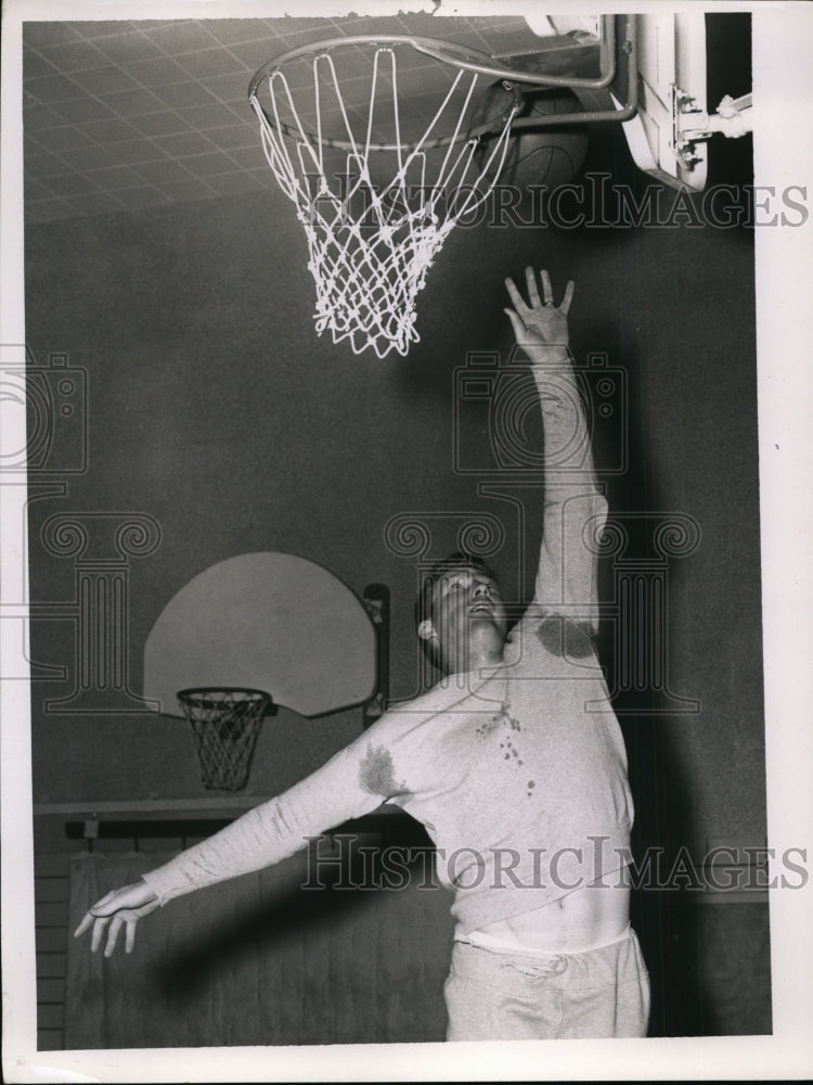 1957 Press Photo Cleveland Indians pitcher Herb Score plays basketball - Historic Images