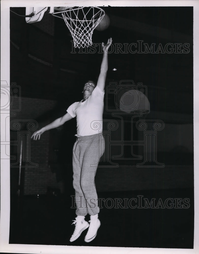 1957 Press Photo Cleveland Indians pitcher Herb Score plays basketball in gym- Historic Images