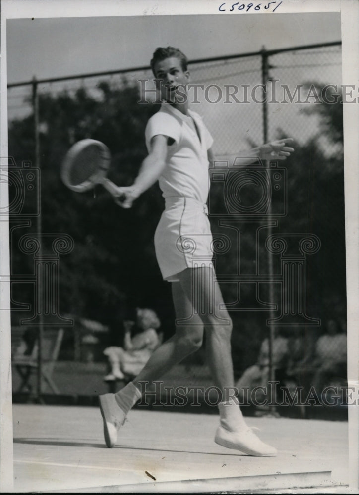 1939 Press Photo Tennis player Gardner Mulloy practices in River Forest, IL - Historic Images