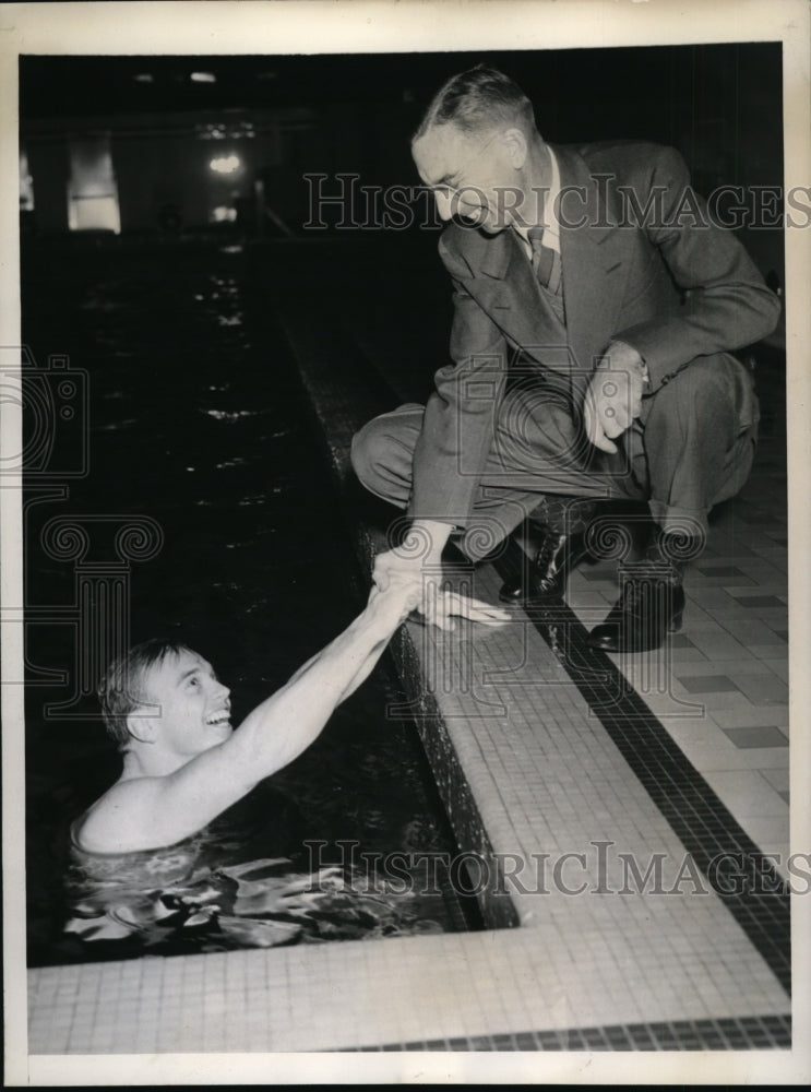 1945 Press Photo Randall Ford &amp; swimmer son Alan Ford at New Haven CT Yale swim - Historic Images