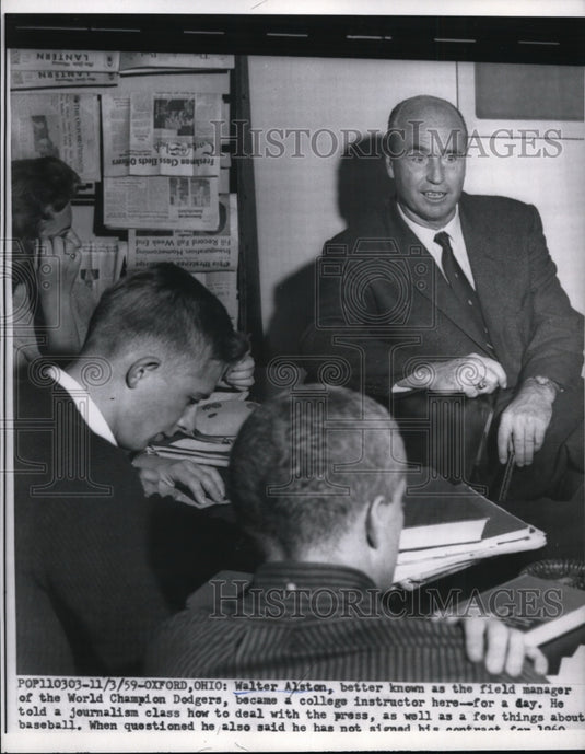 1959 Press Photo Walter Alston manager of Dodgers teaches college class in Ohio - Historic Images