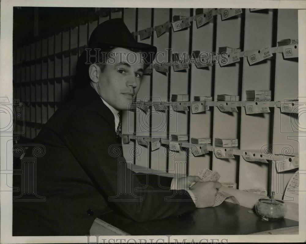 1939 Press Photo Frankie Parker ex tennis star at Santa Anita track as checker - Historic Images