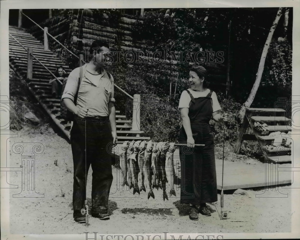 1938 Press Photo Mr & Mrs RW Ducky Pond Yale football coach fishing - net04451 - Historic Images