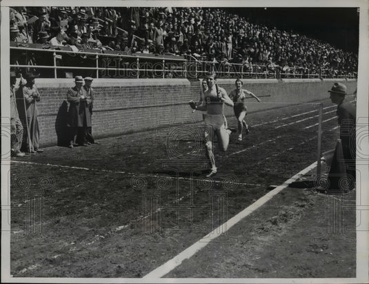 1934 Press Photo D Hamilton wins mile relay at Penn Relays in Philadelphia - Historic Images
