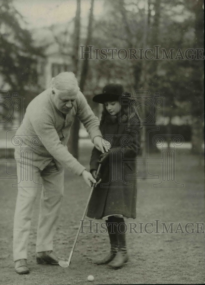 1920 Press Photo Atty Gen. Alexander Palmer gives golf tips to Mary Dixon Palmer - Historic Images