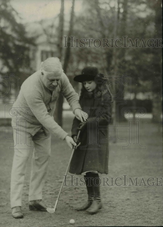 1920 Press Photo Atty Gen. Alexander Palmer gives golf tips to Mary Dixon Palmer - Historic Images