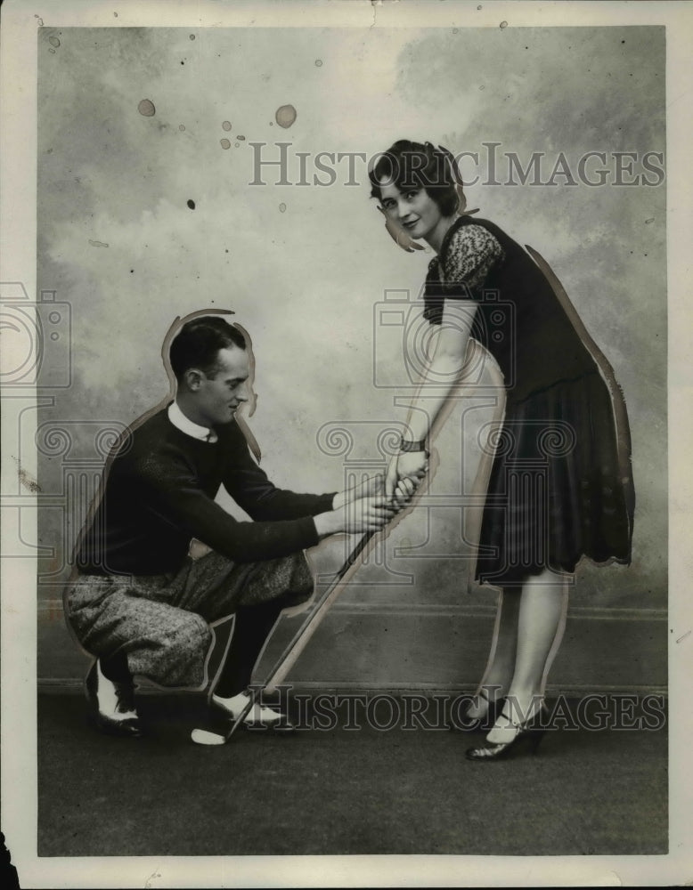 1930 Press Photo Golfer Denny Shute shows Hettie Marie Potts how to grip clubs - Historic Images