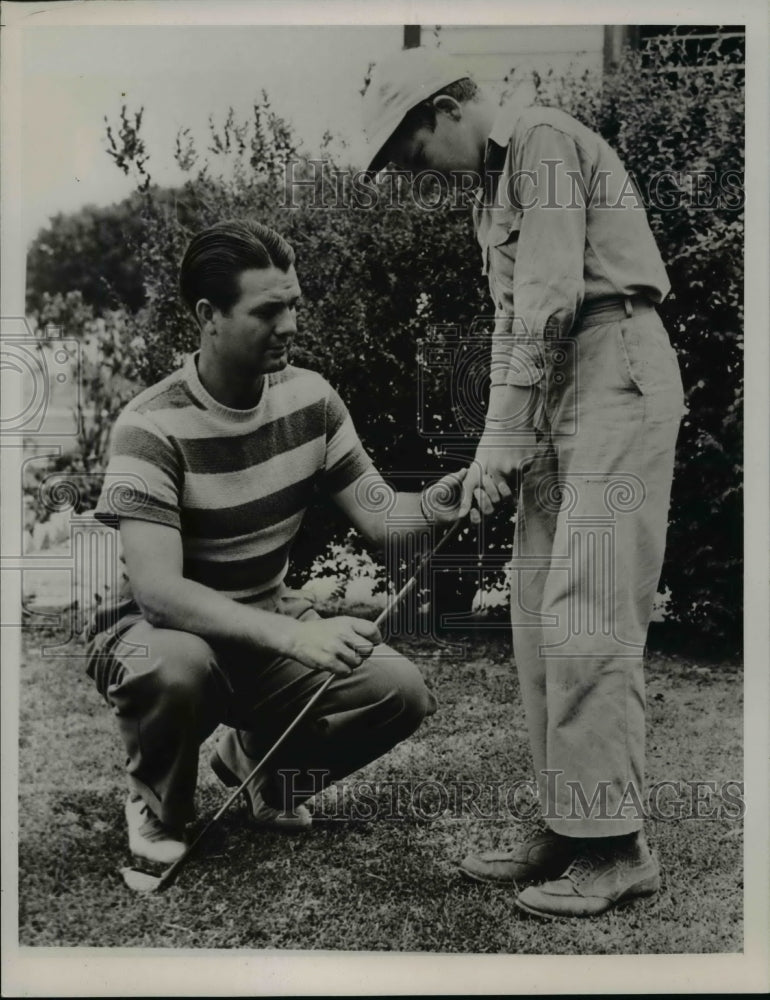 1940 Press Photo Golfer Jimmy Demaret gives a child a golf lesson - net05474- Historic Images