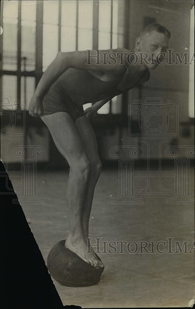 Press Photo Swimmer Walker ready to dive into a pool - net05552 - Historic Images