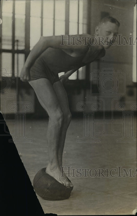 Press Photo Swimmer Walker ready to dive into a pool - net05552 - Historic Images