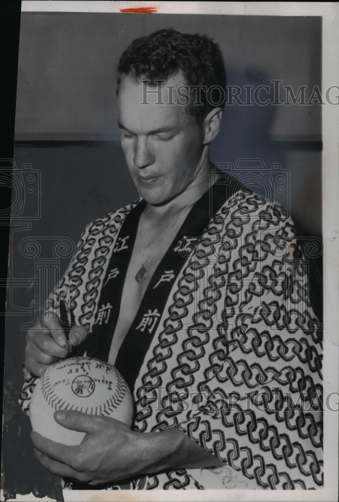 1955 Press Photo Andy Carly of the New York Yankees with a large ball - Historic Images