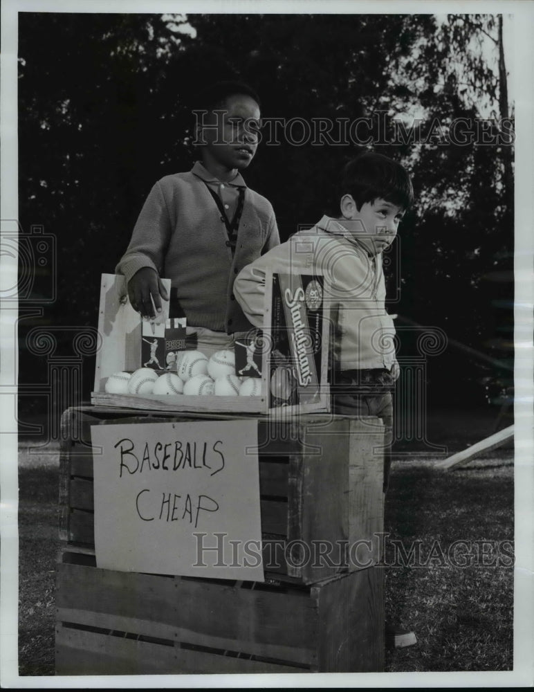 1970 Press Photo Benjy and Homer can&#39;t sell baseballs in &quot;Me and Benjy&quot; - Historic Images