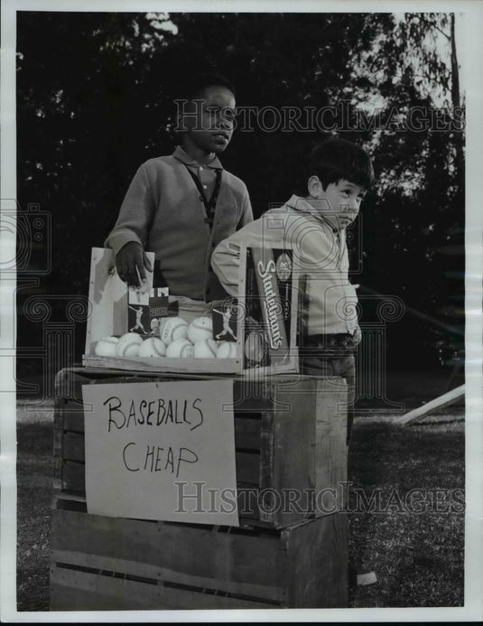 1970 Press Photo Benjy and Homer can't sell baseballs in "Me and Benjy" - Historic Images