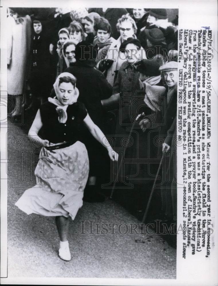 1958 Press Photo Sandra Sibley in Pancake toss race at Olney England - net06173- Historic Images