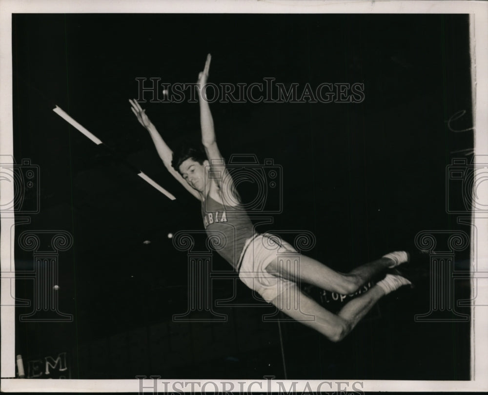 1939 Press Photo Columbia Univ. pole vaulter Richard Ganslen at Millrose- Historic Images