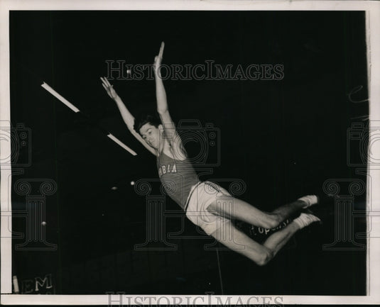 1939 Press Photo Columbia Univ. pole vaulter Richard Ganslen at Millrose- Historic Images