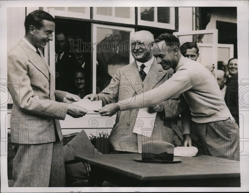 1937 Press Photo Golfer Denny Shute eyes check given to winner Henry Cotton- Historic Images