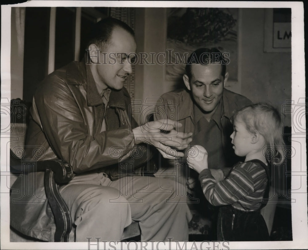 1941 Press Photo Athletics pitchers Nelson Potter and John Knott autograph ball- Historic Images