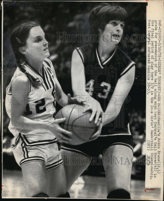 1972 Press Photo Robin Evans of Manilla vs W Central's Gail Meyer in Iowa- Historic Images