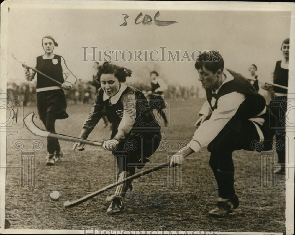 1930 Press Photo Sheila MacDonald, daughter of Prime Minister plays field hockey- Historic Images