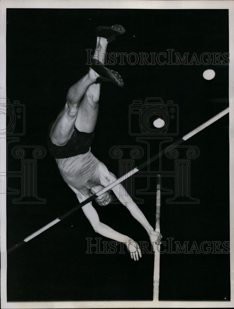 1944 Press Photo Ensign Cornelius Warmerdam pole vaults at Chicago Relays - Historic Images