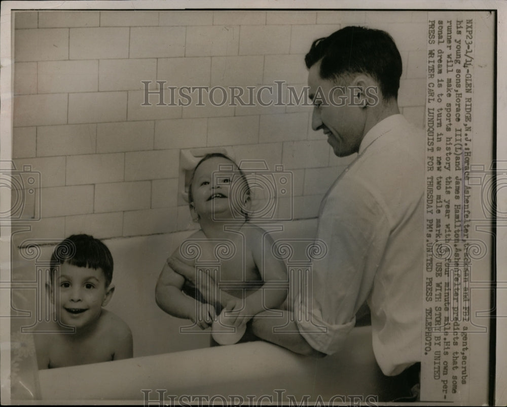 1953 Press Photo Track star and FBI Agent Horace Ashenfelter with his kids - Historic Images