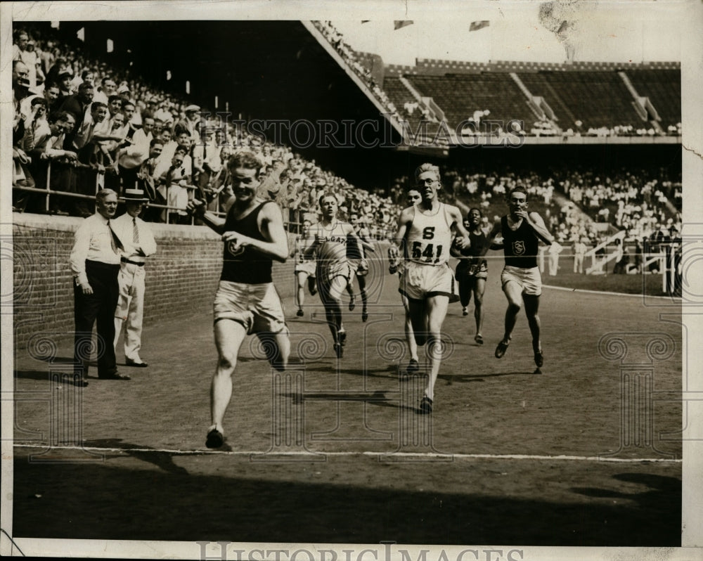 1931 Press Photo Sprinters crossing finish line during race in Philadelphia - Historic Images