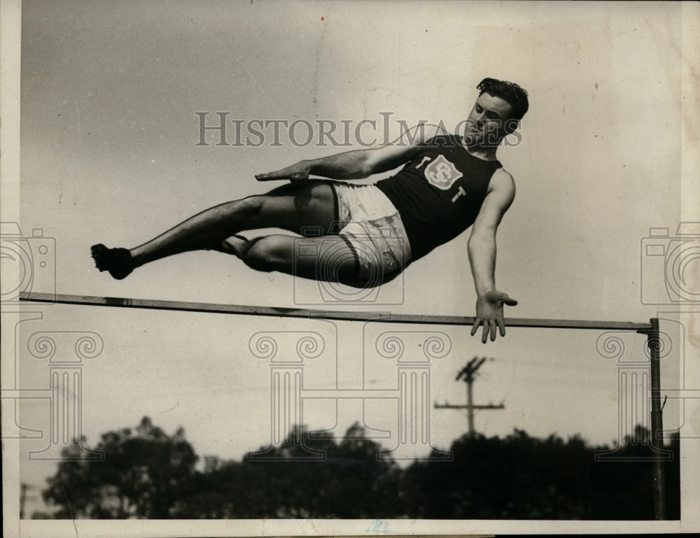 1930 Press Photo University of California Olympic athlete Jim Stewart jumps bar- Historic Images