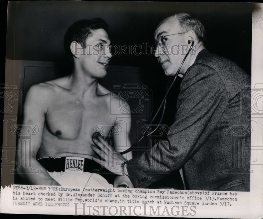 1950 Press Photo NY Dr Alexander Schiff checks Ray Famechon for Willie Pep bout - Historic Images