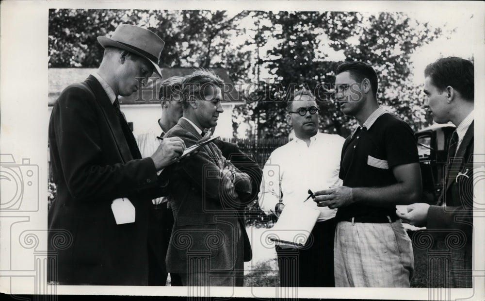 1938 Press Photo Golfer Gus Moreland talking with reporters - net08353 - Historic Images