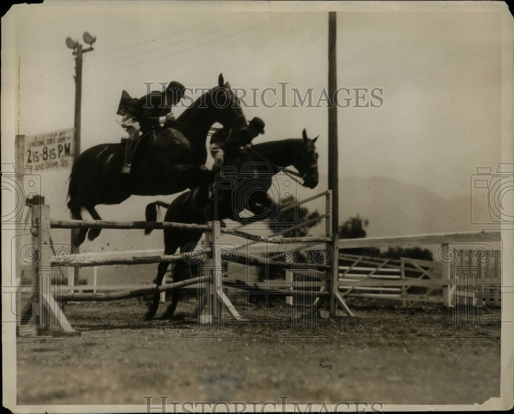 1929 Press Photo 3rh Annual Horse Show at Pasadena CA C Leonard on a hunter - Historic Images