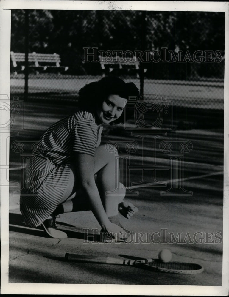 1941 Press Photo A female tennis player on a court ready for a match - net08532- Historic Images