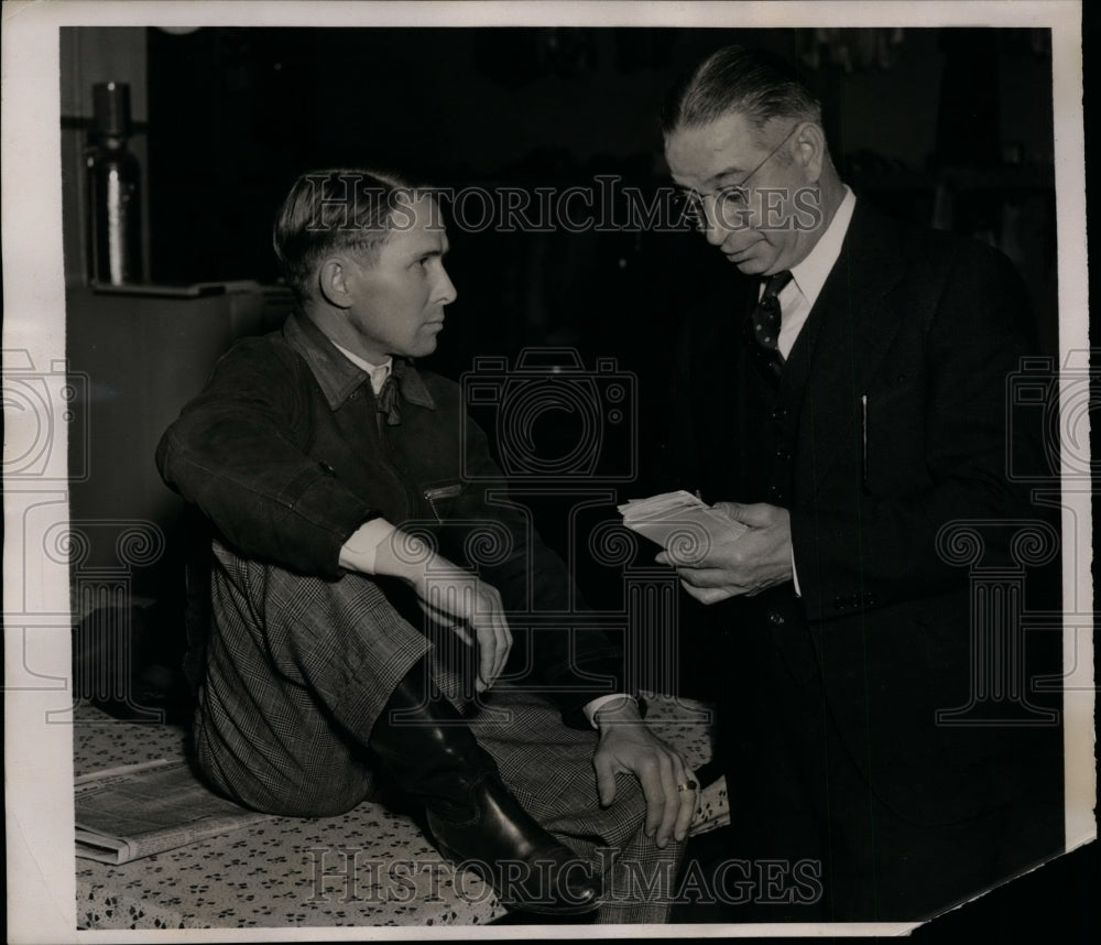 1939 Press Photo Jockey Charles Corbett with Bill Roderick, racing expert - Historic Images