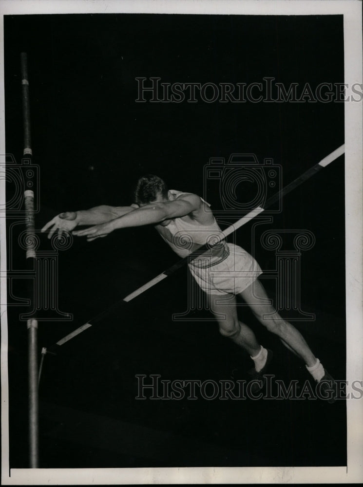 1945 Press Photo William Moore Western Michigan College pole vault at AAU meet - Historic Images