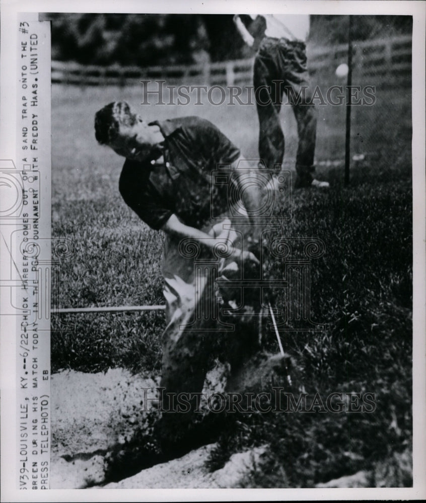 1952 Press Photo Chick Harbert blasts out of sand during PGA Tournament - Historic Images