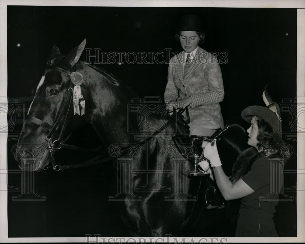 1938 Press Photo Patricia DuPont wins Frank Melville trophy for horse jumping - Historic Images